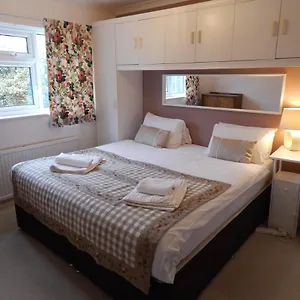  Holiday home Two Bedroom Corporate And Family With Parking In Popular Location