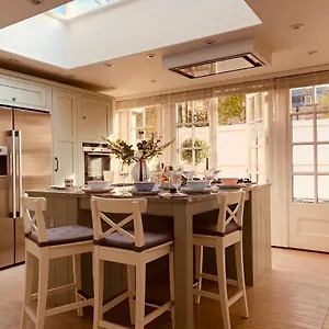  Apartment The Midsummer Common - Modern & Spacious 2bdr House With Garden